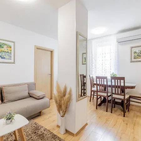 Neda Apartment *
