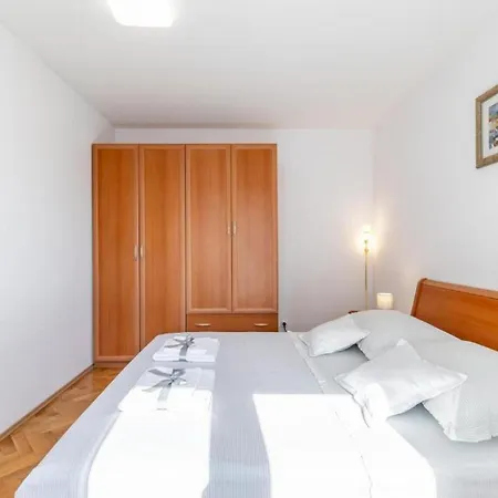 Neda Apartment Split